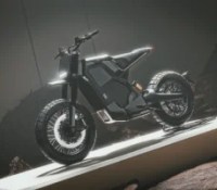 La nouvelle moto électrique de Peugeot joue les baroudeuses avec une belle surprise côté prix
