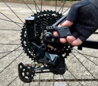 Ce kit malin transforme le dérailleur mécanique de votre vélo en version électrique en un clin d’œil