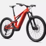 1000 € en moins mais un moteur toujours aussi puissant : les 2 nouveaux VTT électriques de Specialized frappent fort