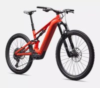 1000 € en moins mais un moteur toujours aussi puissant : les 2 nouveaux VTT électriques de Specialized frappent fort