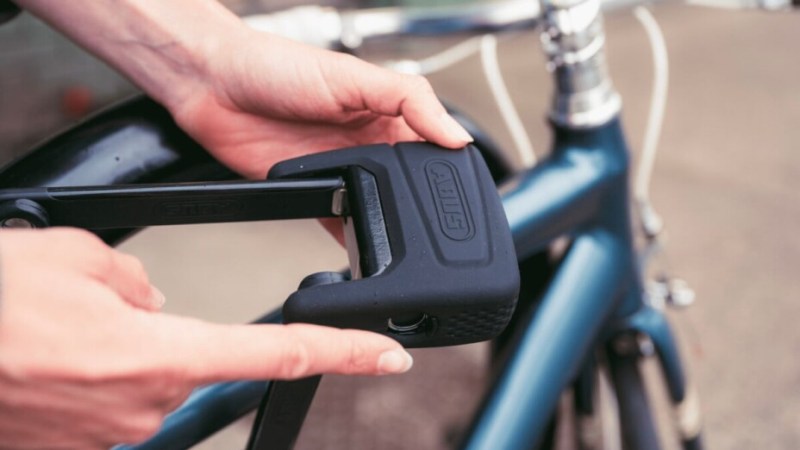 Empreinte digitale, localisation et alarme de 100 dB : ce nouvel antivol vélo met le paquet