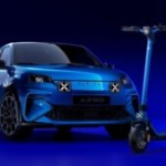 Cette inédite trottinette électrique Alpine peut directement se recharger sur la R5 ultra performante