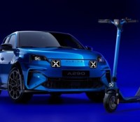 Cette inédite trottinette électrique Alpine peut directement se recharger sur la R5 ultra performante