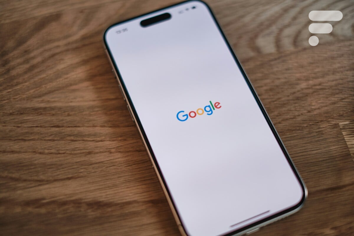 Gros plan sur un iPhone posé sur une table et affichant le logo de Google