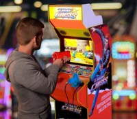 Haut les mains : la borne d’arcade Time Crisis avec deux pistolets est bradée à -30 % sur Amazon
