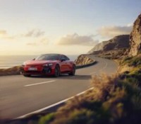 The e-tron GT quattro not only embodies Audi’s Gran Turismo philosophy with its long-distance capabilities, but also with its striking design language. The background shown is AI-generated.