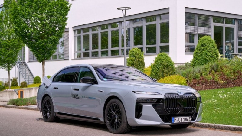 BMW fait rouler une première voiture électrique dotée d’une batterie solide à la technologie révolutionnaire