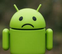 Un bugdroid triste face au lent déploiement d'Android 15.