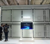 « Recharger 150 voitures électriques »  : cette batterie XXL pourrait enfin résoudre le plus grand défi des panneaux solaires