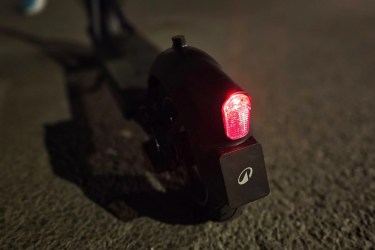 Le feu arrrière possède une fonction stop au freinage. // Source : M. Lauraux pour Frandroid