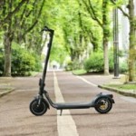 On a testé la nouvelle trottinette électrique de Decathlon : endurante pour son petit prix, et c’est bien tout