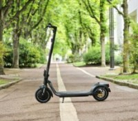 On a testé la nouvelle trottinette électrique de Decathlon : endurante pour son petit prix, et c’est bien tout