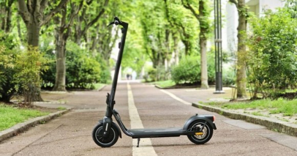 On a testé la nouvelle trottinette électrique de Decathlon : endurante pour son petit prix, et c’est bien tout