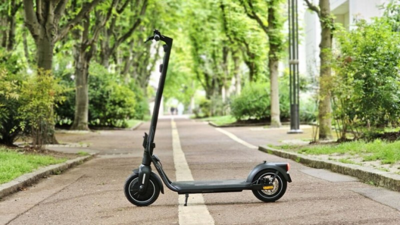 On a testé la nouvelle trottinette électrique de Decathlon : endurante pour son petit prix, et c’est bien tout