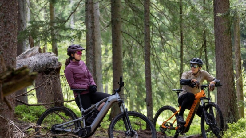 Descente vertigineuse avec 500 € de dénivelé négatif sur le prix de ce VTT électrique de chez Decathlon, le Rockrider E-EXPL 500 S