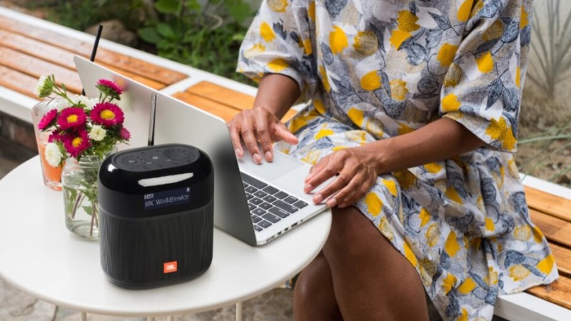 L’enceinte Bluetooth JBL au look rétro avec son tuner FM et son antenne perd pratiquement 50 % de son prix sur Amazon