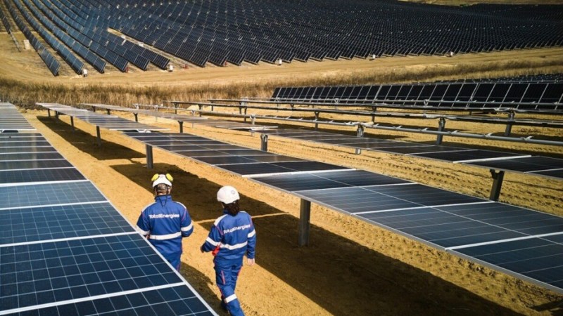 «  L’équivalent de la consommation de plus de 150 000 foyers » : voici le plus grand champ solaire de Total