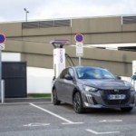 Plus de bornes, des tarifs plus avantageux : voici le plan du gouvernement pour booster la voiture électrique