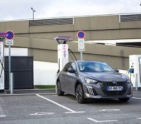 Plus de bornes, des tarifs plus avantageux : voici le plan du gouvernement pour booster la voiture électrique