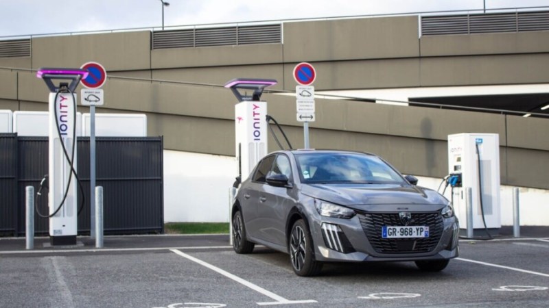 Plus de bornes, des tarifs plus avantageux : voici le plan du gouvernement pour booster la voiture électrique