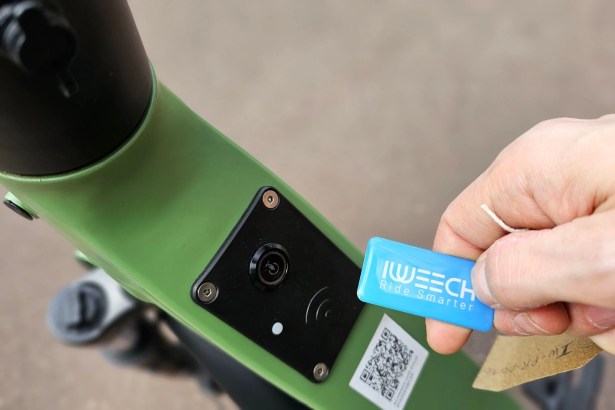 Iweech Promenade bouton badge option