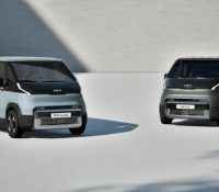 On connait enfin les tarifs de la voiture électrique pratique au look futuriste de Kia : largement mieux qu’un Kangoo