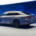On est monté à bord de la Lexus ES, une concurrente très chic de la Tesla Model 3