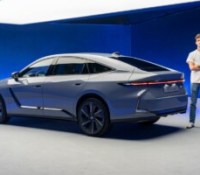 On est monté à bord de la Lexus ES, une concurrente très chic de la Tesla Model 3