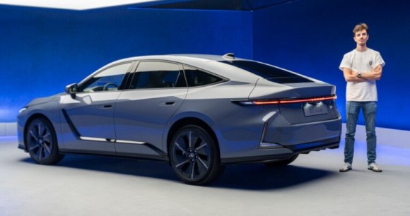 On est monté à bord de la Lexus ES, une concurrente très chic de la Tesla Model 3