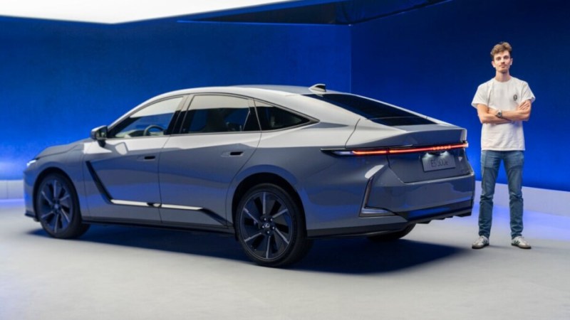 On est monté à bord de la Lexus ES, une concurrente très chic de la Tesla Model 3