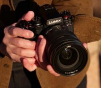 Panasonic frappe fort avec deux nouveaux hybrides plein format taillés pour la vidéo