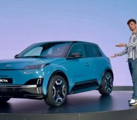 On est monté à bord de la nouvelle Nissan Micra : pourquoi la R5 électrique risque de lui faire du mal en France