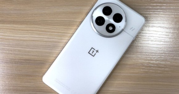 Amazon casse le prix du OnePlus 13 : un smartphone premium de 2025 déjà avec 25 % de remise