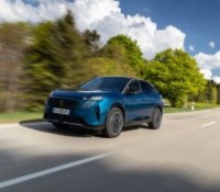 Le Peugeot 3008 électrique devient plus performant avec cette nouvelle version : voici son prix et ses caractéristiques
