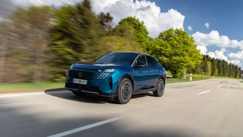 Le Peugeot 3008 électrique devient plus performant avec cette nouvelle version : voici son prix et ses caractéristiques