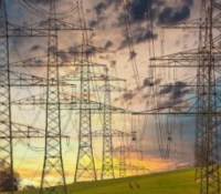 Le réseau électrique peut-il résister à l’arrivée massive des panneaux solaires ? Ce que disent réellement les experts