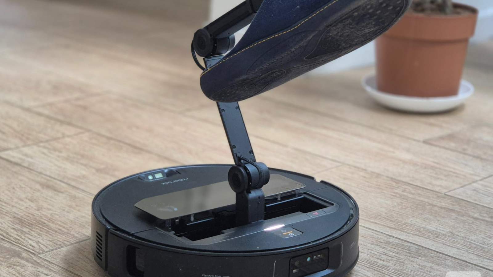 Le Roborock Saros Z70 et son surprenant bras articulÃ© aspire 33 % de son prix chez Boulanger