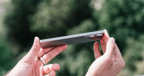 On a pris en main le Samsung Galaxy S25 Edge : une prouesse et beaucoup de questions