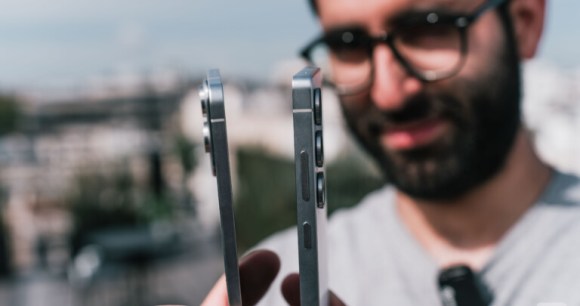 Le Samsung Galaxy S25 Edge (gauche)  face au Galaxy S25 Ultra (droite) // Source : Robin Wycke - Frandroid