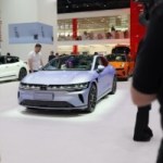 Pourquoi le constructeur de la voiture électrique aux 1 000 km d’autonomie s’accroche autant au moteur essence