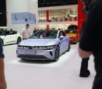 Pourquoi le constructeur de la voiture électrique aux 1 000 km d’autonomie s’accroche autant au moteur essence