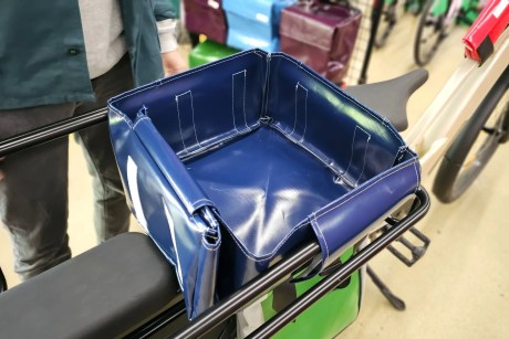 Il se plie pour accompagner un siège enfant. // Source : M. Lauraux pour Frandroid
