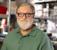 Gabe Newell, le papa de Steam, prépare son concurrent à Neuralink