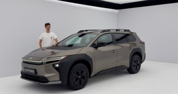 On est monté à bord du Toyota bZ4X Touring, une voiture électrique pensée pour les familles