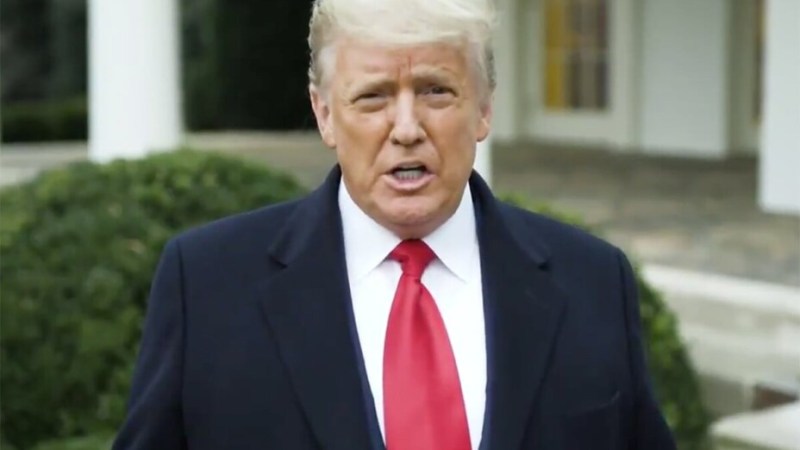 Donald Trump menace Apple et vise l’iPhone directement