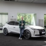 On est monté à bord de la DS N°4 E-Tense : comment cette voiture électrique française veut chahuter les premium allemands