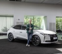 On est monté à bord de la DS N°4 E-Tense : comment cette voiture électrique française veut chahuter les premium allemands
