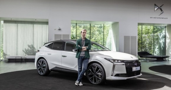 On est monté à bord de la DS N°4 E-Tense : comment cette voiture électrique française veut chahuter les premium allemands