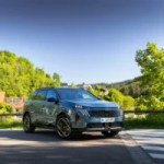 On a essayé la Peugeot e-5008 Dual Motor : plus de puissance, mais un mauvais choix de batterie