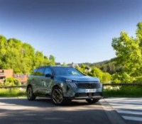 On a essayé la Peugeot e-5008 Dual Motor : plus de puissance, mais un mauvais choix de batterie
